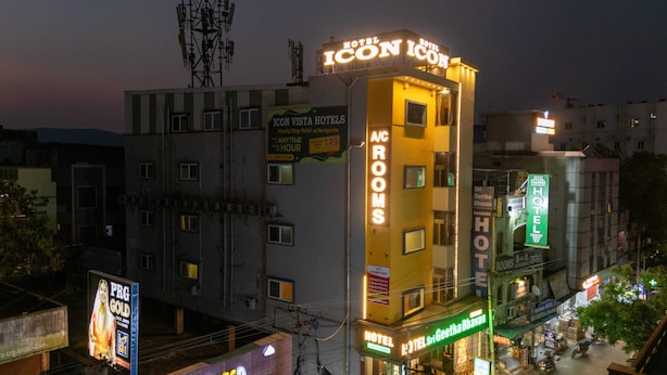 Egy szálloda, amelyen a „Icon Vista Hotels” és a „Hotel Icon” feliratú táblák jelzik, hogy szálloda.