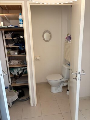 Shower, toilet paper - RENT FURNISHED T2 FACING THE SEA IN THE HEART OF SANARY (Sanary-sur-Mer)