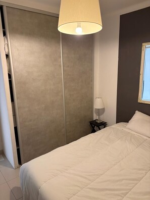 WiFi - RENT FURNISHED T2 FACING THE SEA IN THE HEART OF SANARY (Sanary-sur-Mer)