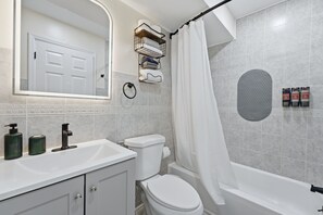 Hair dryer, bidet, towels, soap - Duplx 6BD-3BH-Parking -nr Times Sqr - MetlifeFIFA (West New York)