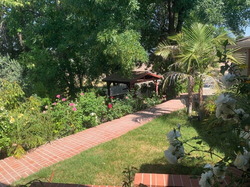 Wonderful new 1-bedroom house in delightful Los Angeles with AC high speed WiFi