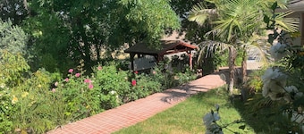 Wonderful new 1-bedroom house in delightful Los Angeles with AC high speed WiFi