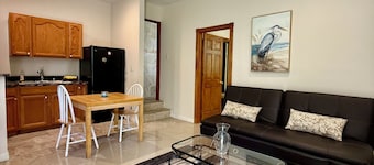 Wonderful new 1-bedroom house in delightful Los Angeles with AC high speed WiFi