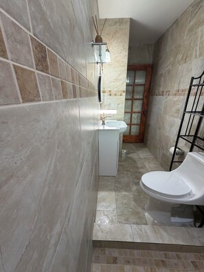 Secadora de cabello, toallas, jabón, papel de baño 