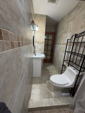 Secadora de cabello, toallas, jabón, papel de baño 
