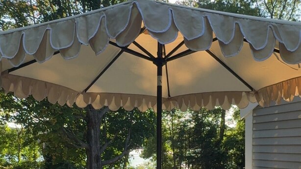 A deck with a table and chairs under a canopy, surrounded by a white railing and trees. - Coastal cottage by the sea in Plymouth, MA with private beach access (Plymouth)