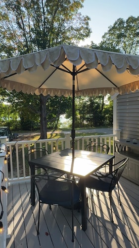 Coastal cottage by the sea in Plymouth, MA with private beach access