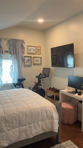 Coastal cottage by the sea in Plymouth, MA with private beach access