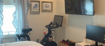 Coastal cottage by the sea in Plymouth, MA with private beach access