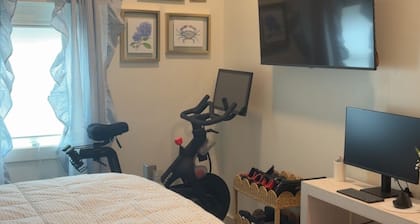 Coastal cottage by the sea in Plymouth, MA with private beach access