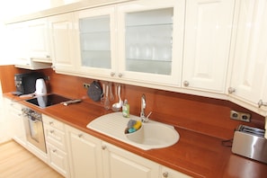 Frigorífico, horno, placa de cocina y lavavajillas