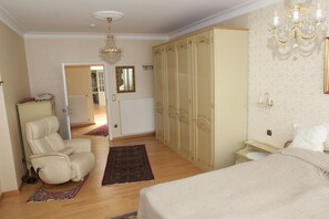 1 bedroom, iron/ironing board, travel cot, free WiFi