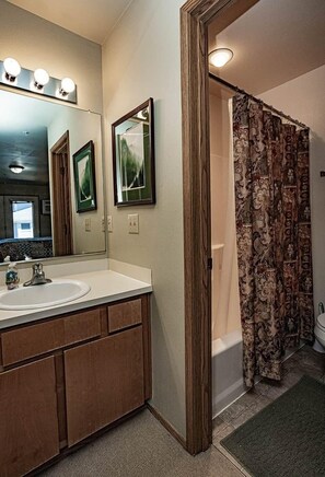 Bathroom - Downtown Condo. 2 sept living areas. Free parking (Hood River)