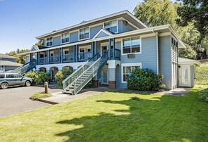 Exterior - Downtown Condo. 2 sept living areas. Free parking (Hood River)