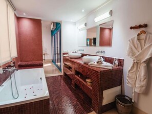 Deluxe-Doppelzimmer, Balkon, Blick auf den Innenhof | Badezimmer