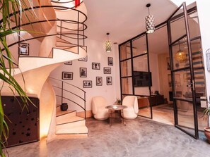 Standard-Doppelzimmer, Terrasse, Blick auf den Innenhof | Innenbereich
