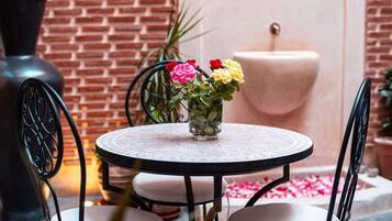 Habitación estándar doble, patio, vistas al patio | Restaurante al aire libre