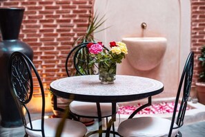 Standard-Doppelzimmer, Terrasse, Blick auf den Innenhof | Speisen im Freien