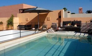 Una piscina al aire libre