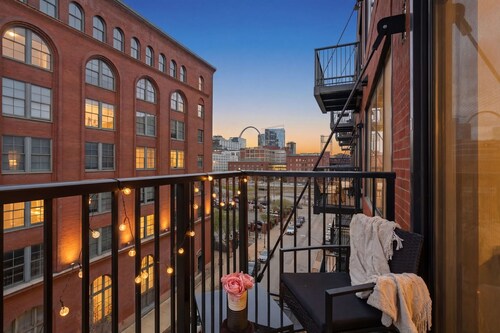 1 bedroom apt - Walk to Busch and Free indoor Parking Downtown with gym