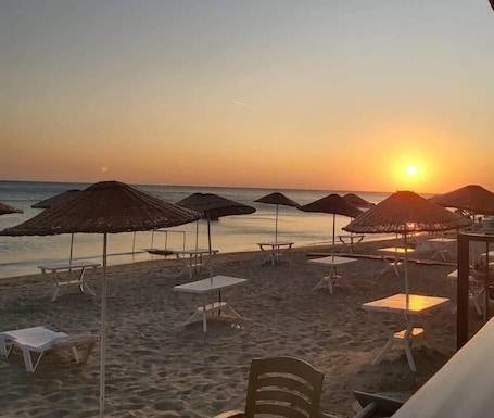 On the beach, free beach shuttle. mavikumsal otel