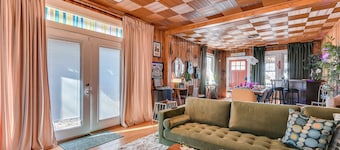 The Groovy Den• Game Room • 6 Min to Masters • BBQ/Courtyard/Outdoor Space