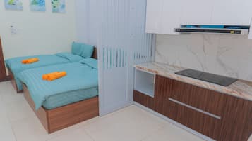 Familie-studiosuite, terrasse, hageutsikt