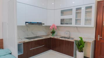 Familie-studiosuite, terrasse, hageutsikt | Eget kjøkken