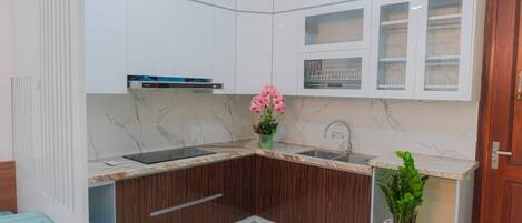 Family Studio Suite, Patio, Garden View | Private kitchen