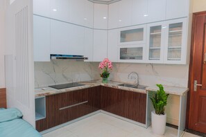 Familie studio suite, patio, uitzicht op tuin | Privékeuken