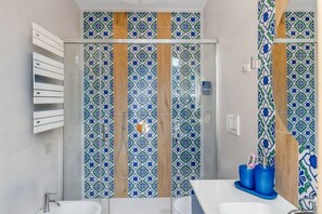 Dusche, Bidet, Handtücher, Shampoo