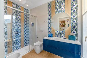 Shower, bidet, towels, shampoo - A Cozy Stay with Terrace in the Heart of Sorrento (Sorrento)
