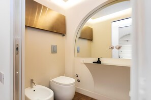 Secadora de cabello, bidet, toallas, jabón 