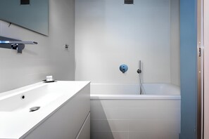 Secadora de cabello, bidet, toallas, jabón 