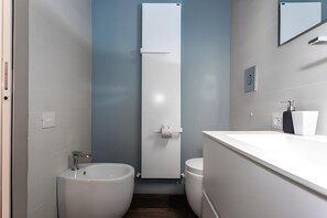 Secadora de cabello, bidet, toallas, jabón 
