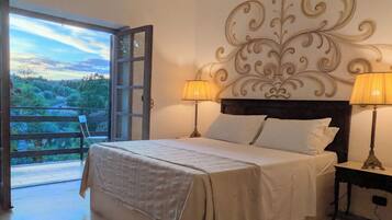 4 bedrooms, desk, free WiFi, bed sheets