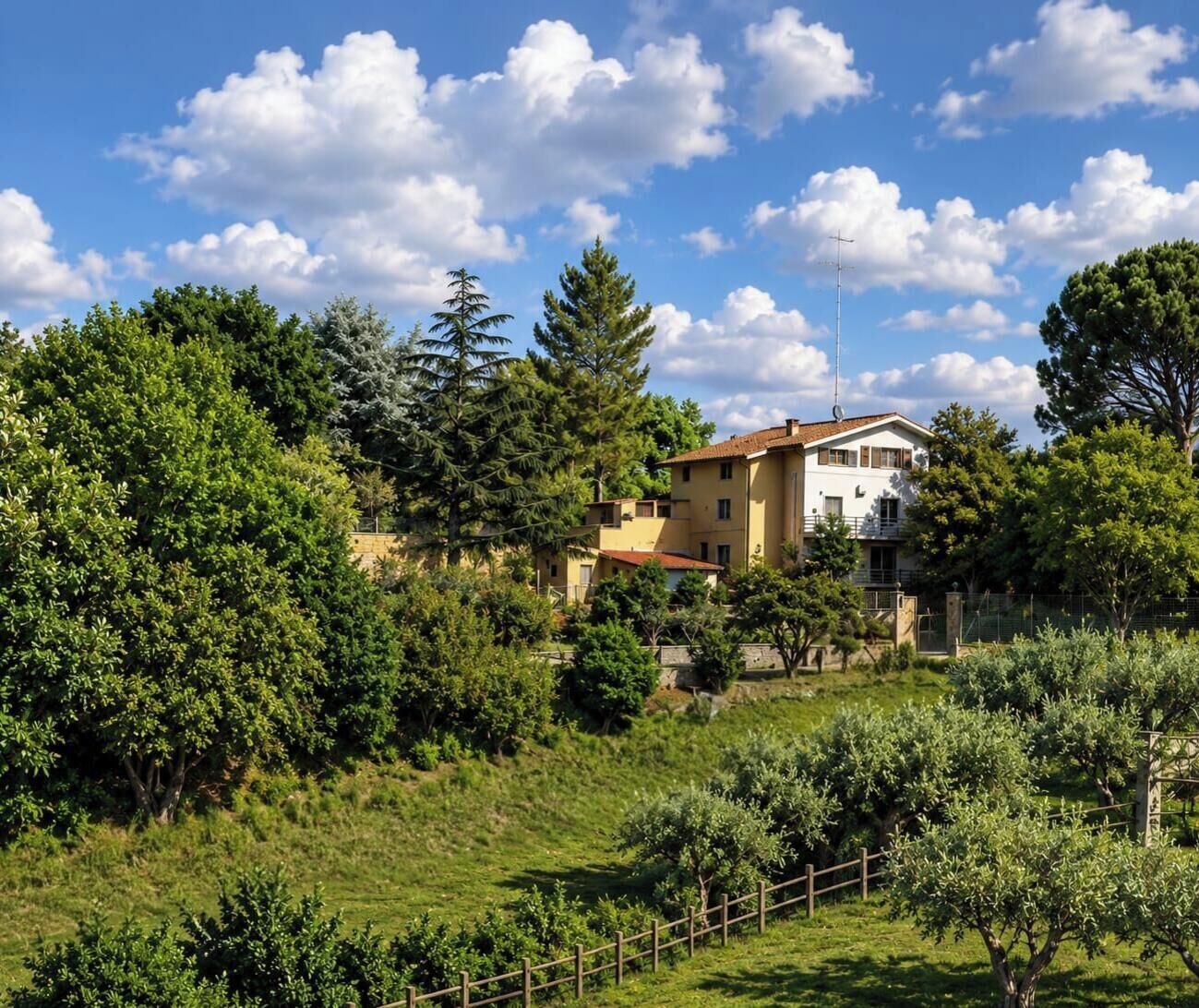 Un quartier résidentiel avec un immeuble à deux étages, entouré de verdure et sous un ciel dégagé.