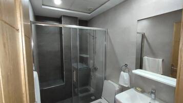 Deluxe Apartment, 1 Bedroom, Kitchen | Bathroom | Towels