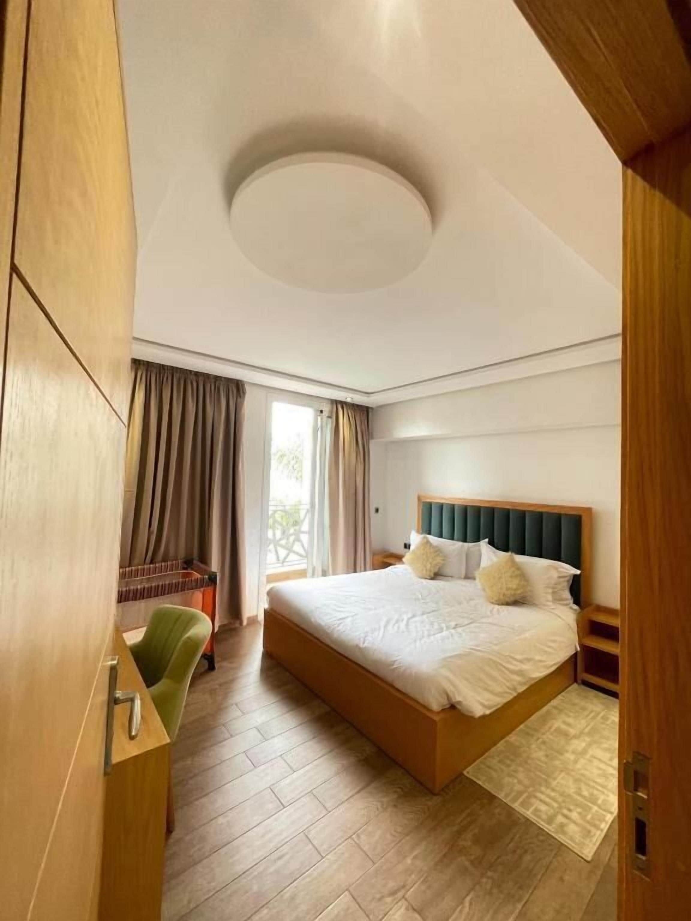 Deluxe Apartment, Balcony, City View | Minibar, in-room safe, blackout drapes, soundproofing