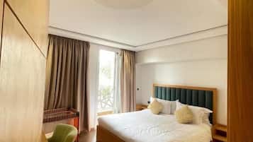 Deluxe Apartment, Balcony, City View | Minibar, in-room safe, blackout drapes, soundproofing
