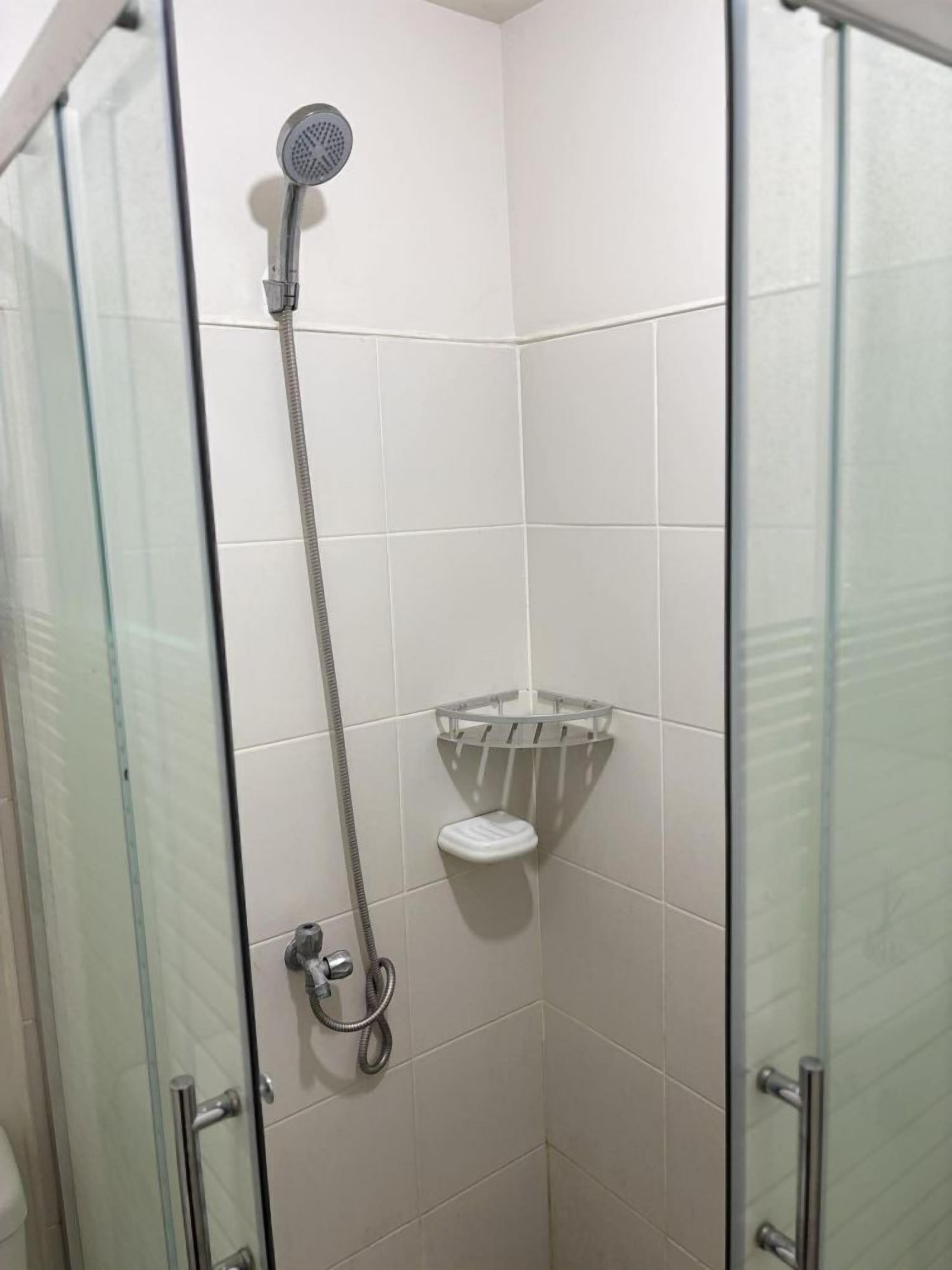 Shower, bidet, towels