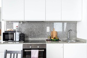 Fridge, microwave, oven, stovetop - StayCampNou Balcony Apartment · Camp Nou · Fira · BCN (L'Hospitalet de Llobregat)