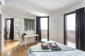 1 slaapkamer, een kluis op de kamer, een strijkplank/strijkijzer, wifi