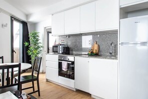 Fridge, microwave, oven, stovetop - StayCampNou Balcony Apartment · Camp Nou · Fira · BCN (L'Hospitalet de Llobregat)