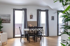 Dining - StayCampNou Spacious 3BR Apt with Balcony · Camp Nou · Fira (L'Hospitalet de Llobregat)