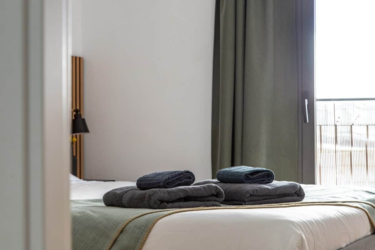 In-room safe, iron/ironing board, WiFi, bed sheets