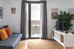 TV - StayCampNou Spacious 3BR Apt with Balcony · Camp Nou · Fira (L'Hospitalet de Llobregat)