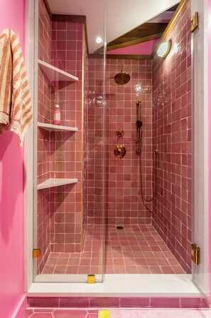 Towels, soap, toilet paper - Spacious & Magical 6-Bedroom Woodstock Getaway on Large Private Property (Woodstock)