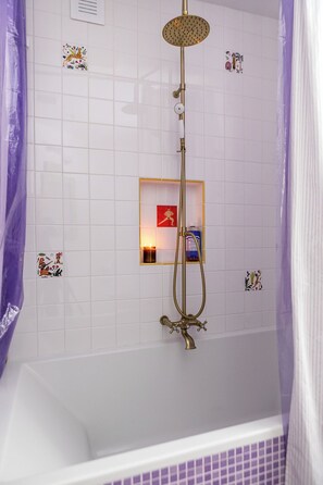 Serviettes fournies, savon, papier toilette