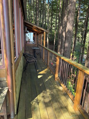 Outdoor dining - Beautiful sunrise cottage in Mill Valley perfect for a relaxing getaway! (Mill Valley)